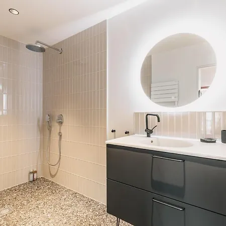 Sixties 64 2 Bedrooms With A Balcony And Parking In * Biarritz