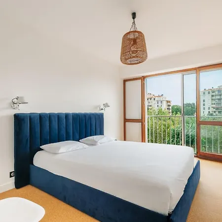 Sixties 64 2 Bedrooms With A Balcony And Parking In * Biarritz