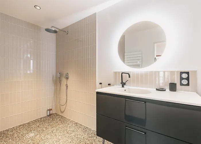 Sixties 64 2 Bedrooms With A Balcony And Parking In * Biarritz