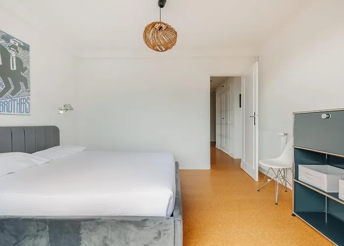 Sixties 64 2 Bedrooms With A Balcony And Parking In Appartement *